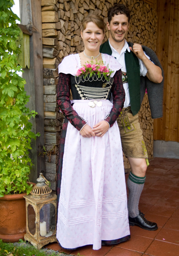 rot-schwarzes Seidenmieder mit rosa Schürze und Tuch