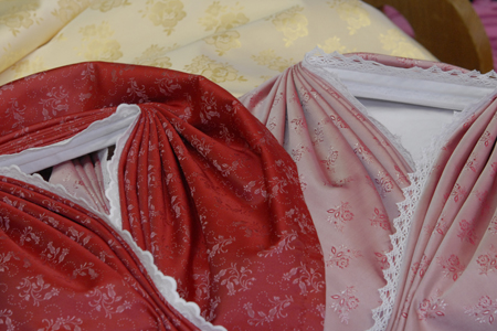 Miedertüchl mit Zierstich in rot und rosa