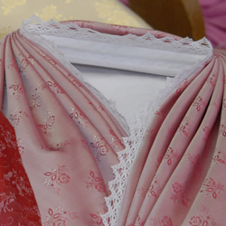 Miedertüchl mit Zierstich in rosa